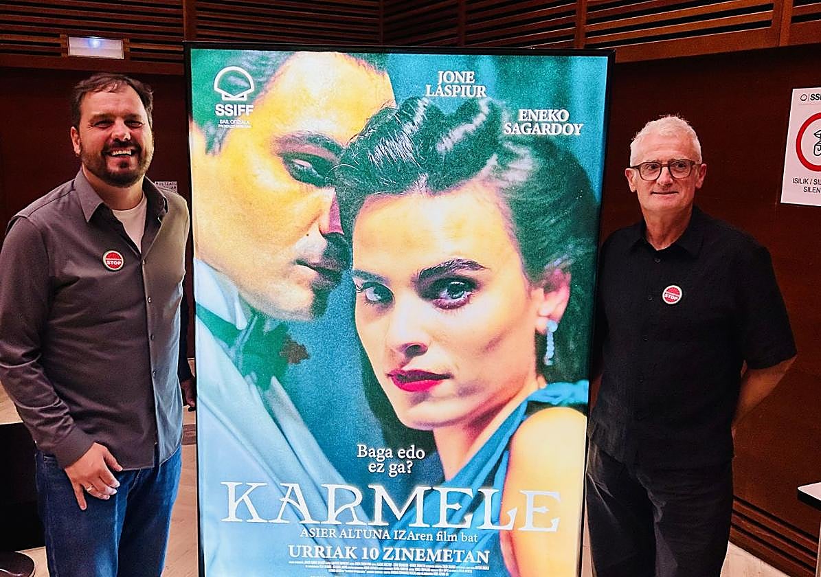 Kirmen Uribe y Asier Altuna con el póster de 'Karmele', que se estrena en cines el 10 de octubre.