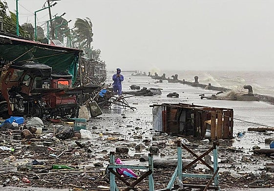 Destrozos en una calle de la provincia en la provincia filipina de Cagayn tras tocar tierra el supertifón.