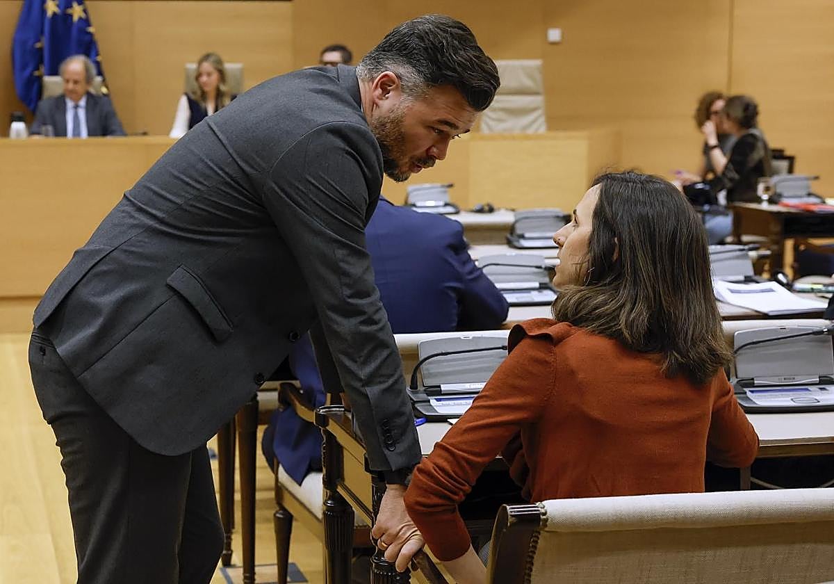 Gabriel Rufián (ERC) e Ione Belarra (Podemos) dialogan durante una comisión parlamentaria.