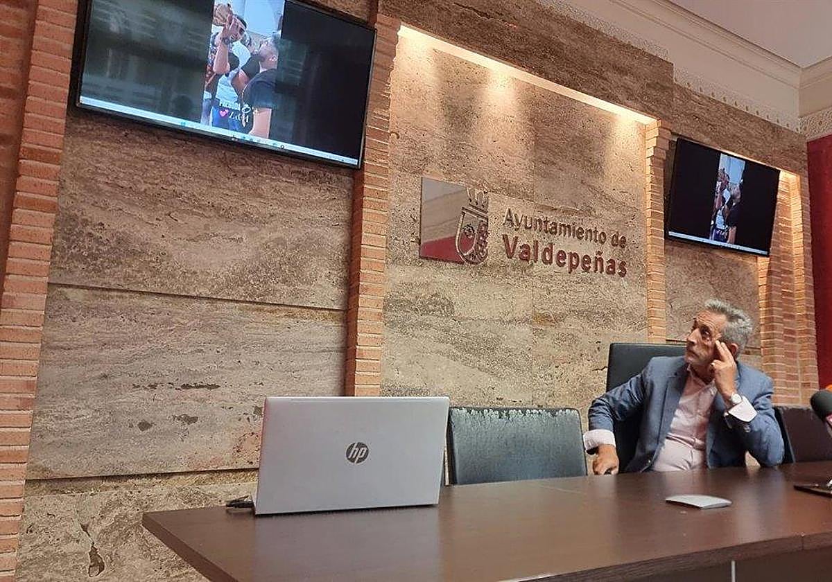 El alcalde de Valdepeñas, Jesús Martín, en rueda de prensa.