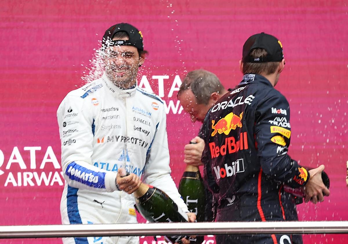 Carlos Sainz celebra su podio en Azerbaiyán.