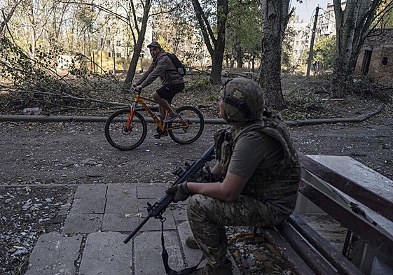 Un militar ucraniano patrulla en Kostiantynivka, en la región de Donetsk.
