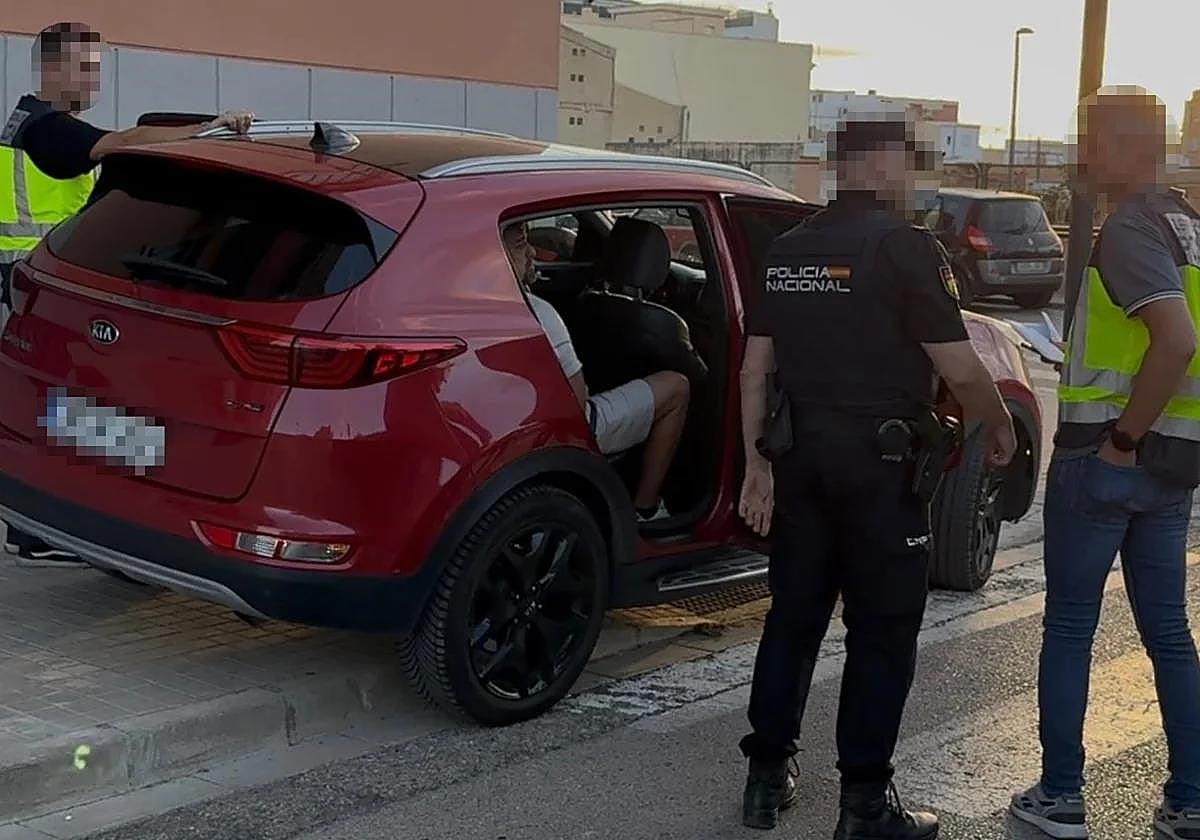 Uno de los detenidos (dentro del coche) en Picassent durante la operación policial