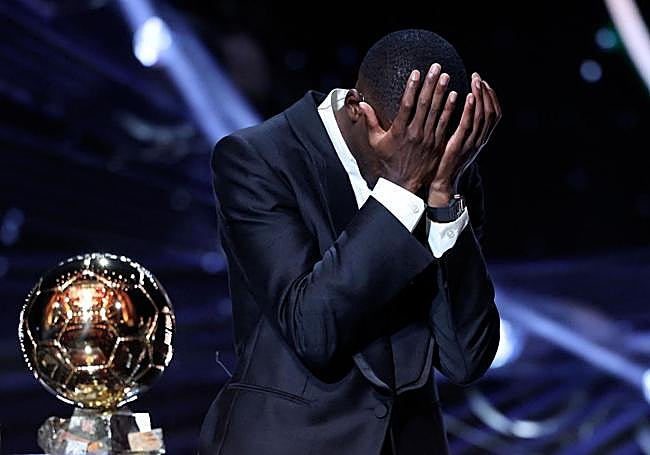 Dembélé, emocionado tras recibir el balón de Oro