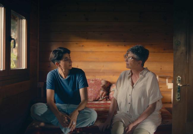 Alba Flores y su madre, Ana Villa, en la caseta de El Lerele donde murió Antonio Flores.