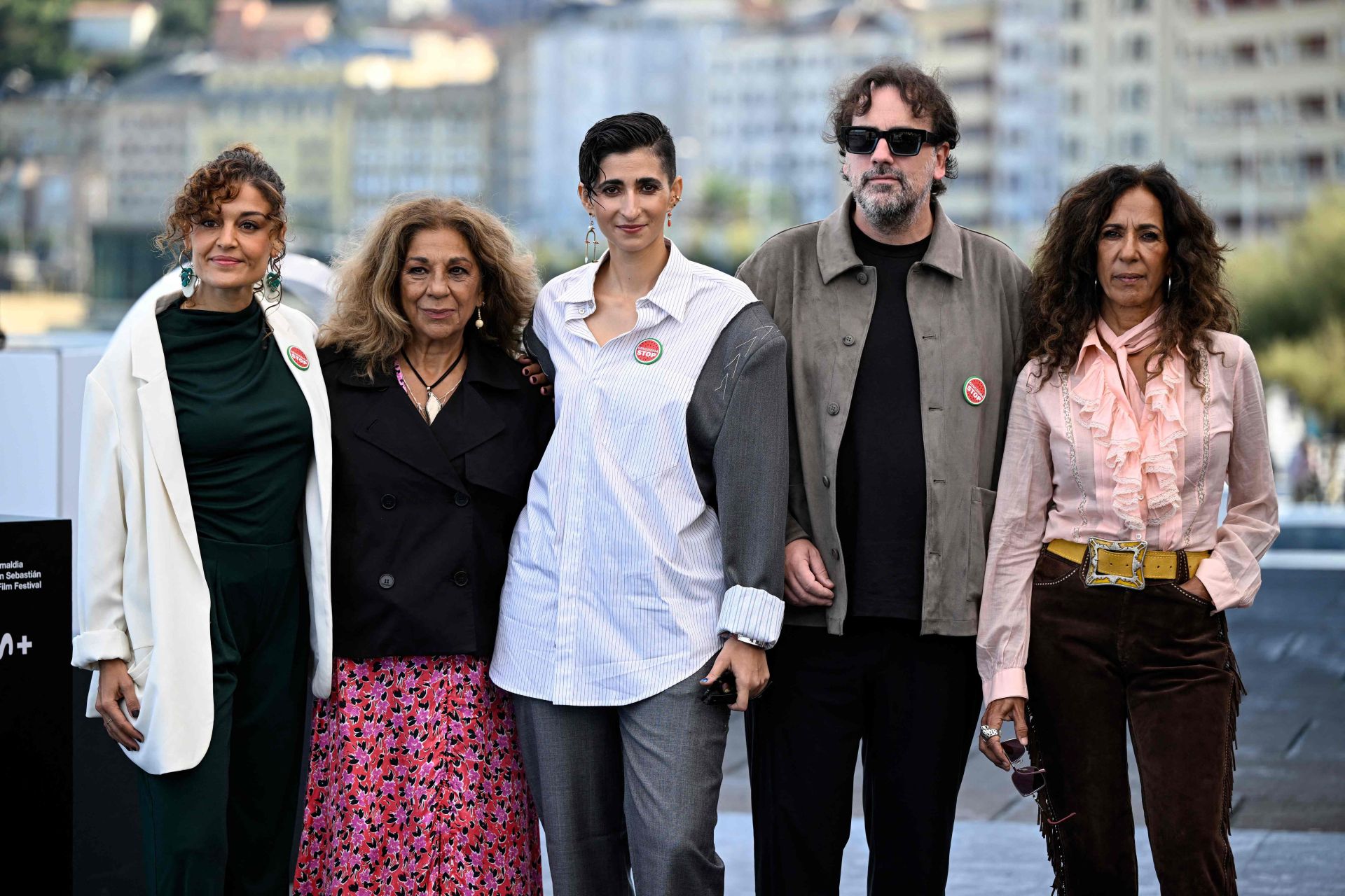La actriz Alba Flores, en el centro de la imagen, ha presentado 'Flores para Antonio' en el Festival de San Sebastián.