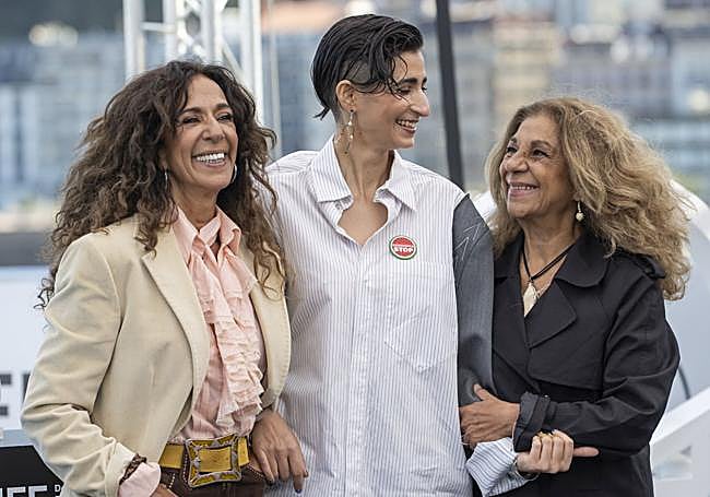 Alba Flores entre sus tías Rosario y Lolita Flores en San Sebastián.