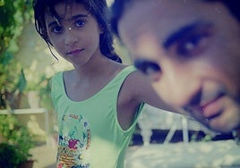 Alba Flores y su padre, Antonio Flores, en una fotografía familiar del documental 'Flores para Antonio'