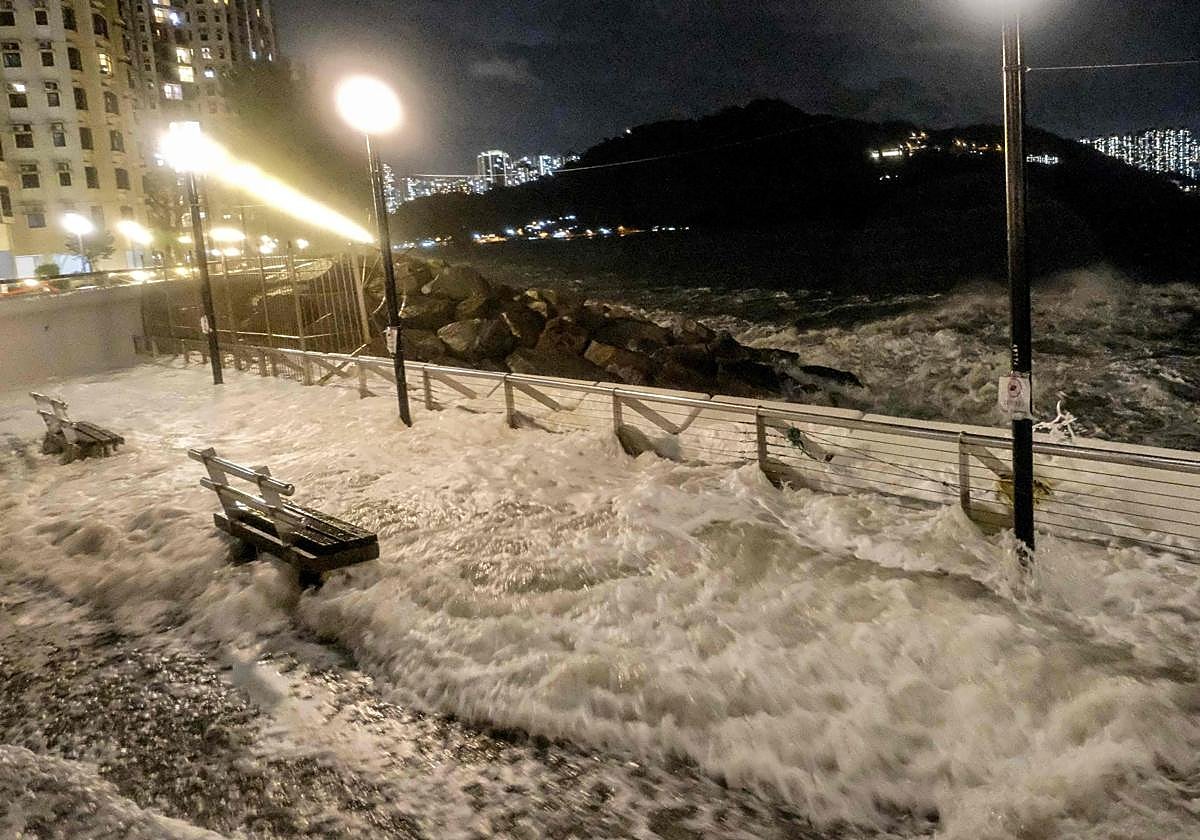 Las olas se estrellan contra el distrito residencial de Heng Fa Chuen en Hong Kong.