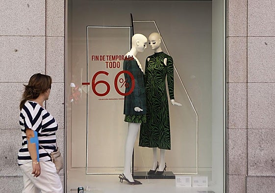 Una mujer de compras por Madrid.