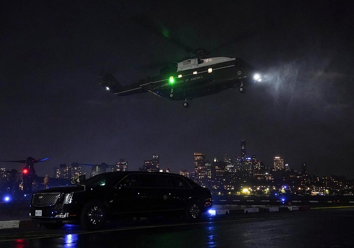 El presidente estadounidense, Donald Trump, a bordo del Marine One.