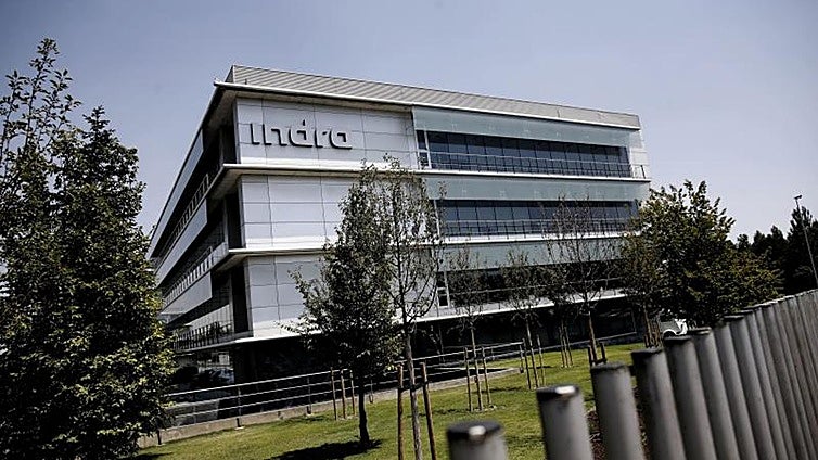 La operación Indra-Escribano encara la recta final con el refuerzo de asesores para garantizar el encaje legal