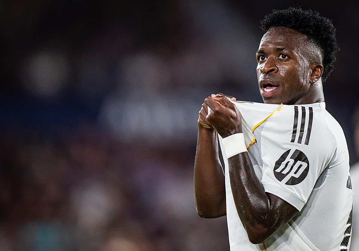 Vincius muestra el escudo tras su último golazo ante el Levante.