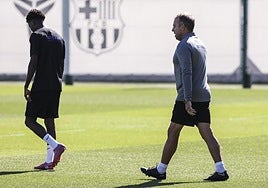 Hansi Flick, durante el entrenamiento del Barcelona de este martes.