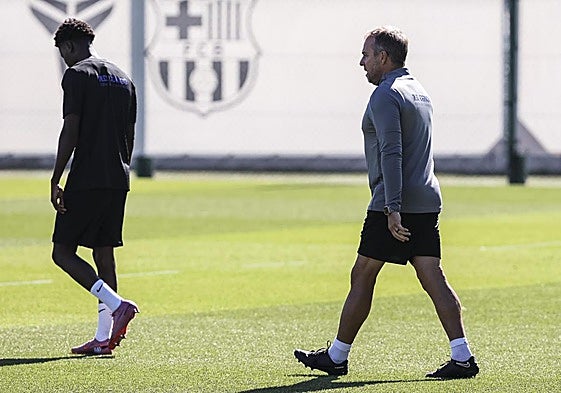 Hansi Flick, durante el entrenamiento del Barcelona de este martes.