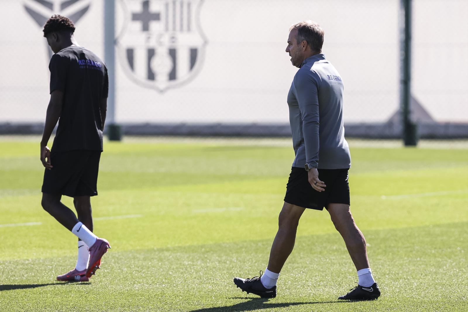 Hansi Flick, durante el entrenamiento del Barcelona de este martes.