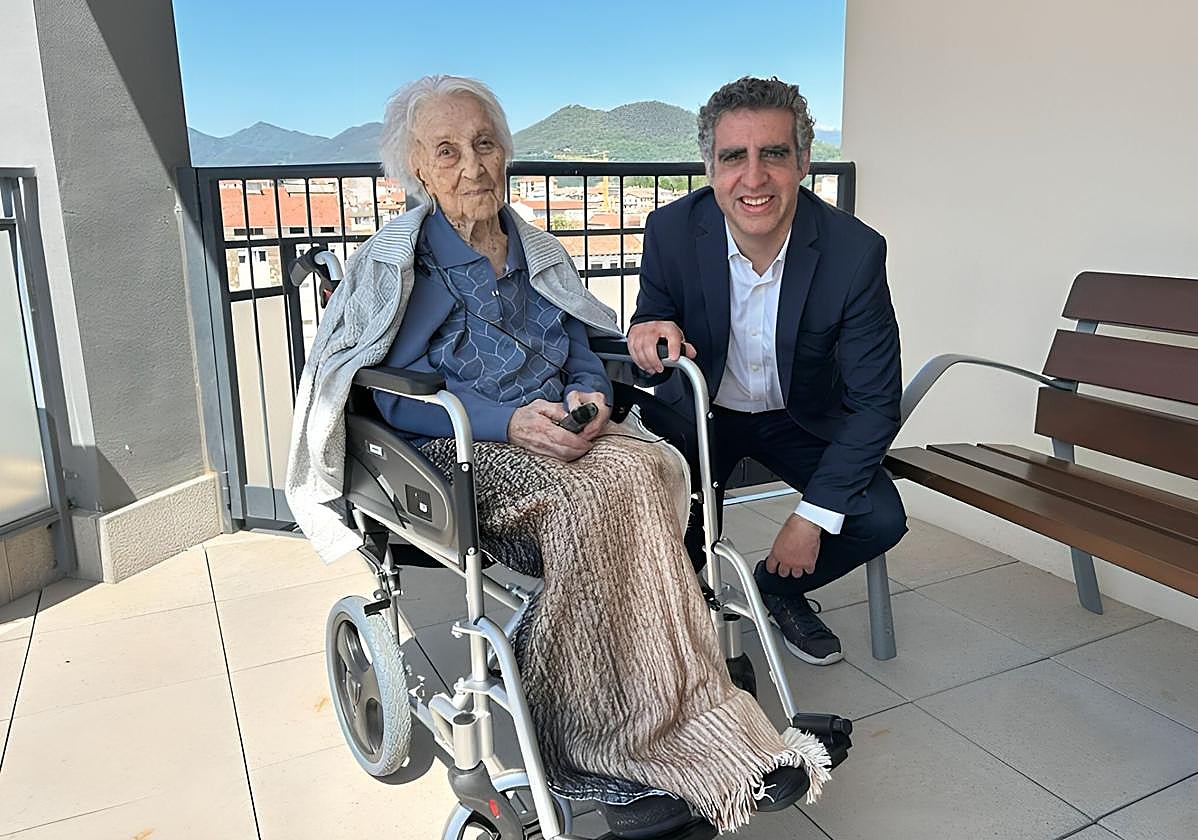 Maria Branyas junto al doctor Manel Esteller.