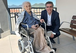 Maria Branyas junto al doctor Manel Esteller.