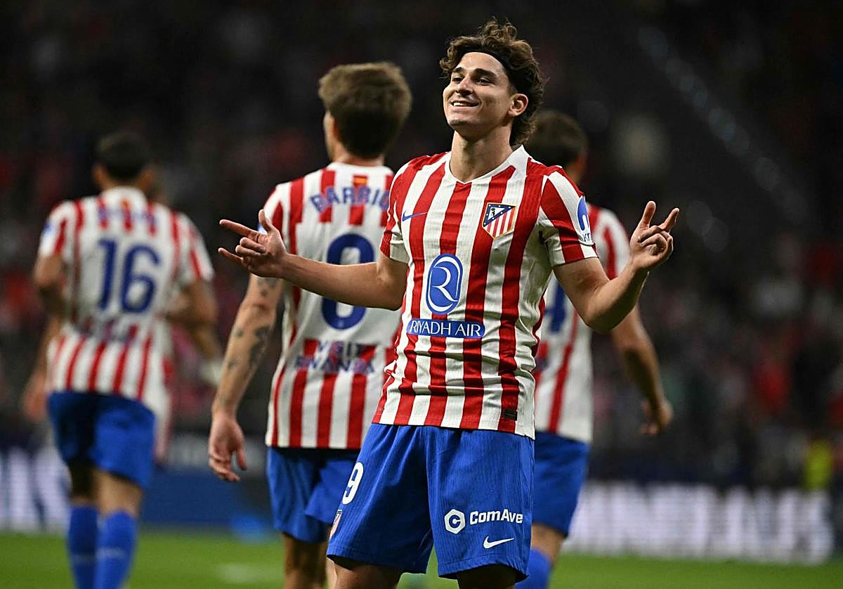 Julián Álvarez celebra uno de sus tres goles al Rayo.