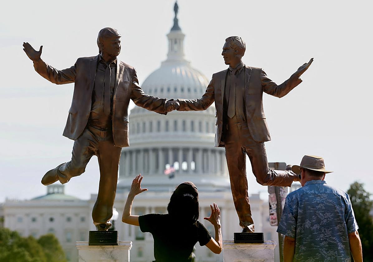 Imagen de la estatua con Trump y Epstein cogidos de la mano.