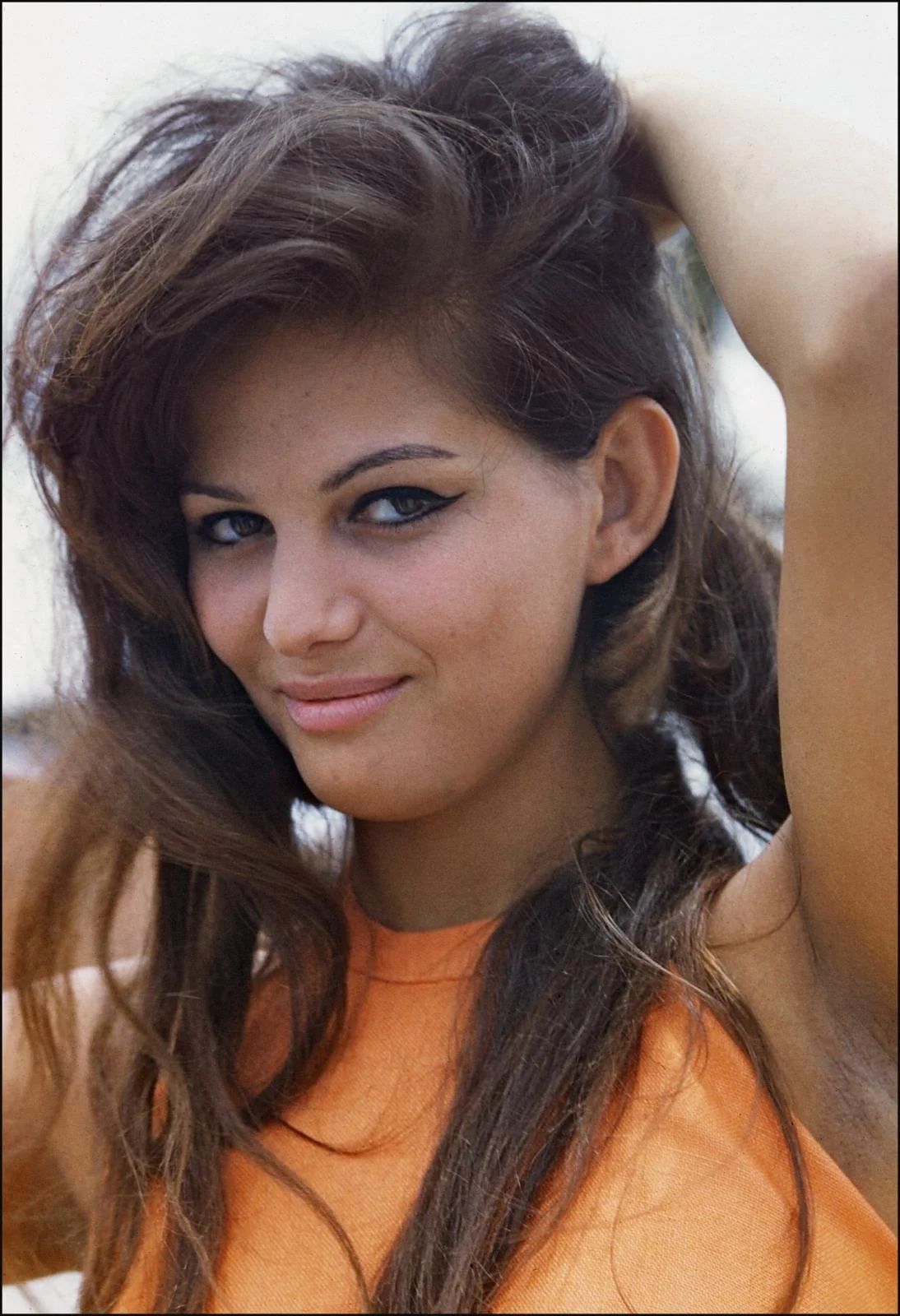 Imagen secundaria 2 - En la imagen, Claudia Cardinale en 'Hasta que llegó su hora', un western de culto donde se confirmó como actriz polifacética; debajo, en 'El gatopardo', una de las mejores películas del cine italiano; por último, la musa en una imagen de los años 60. 