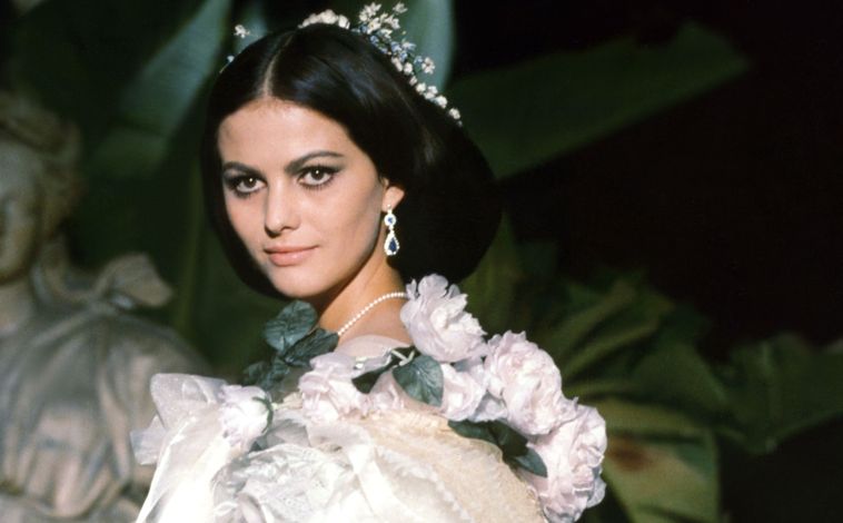 Imagen secundaria 1 - En la imagen, Claudia Cardinale en 'Hasta que llegó su hora', un western de culto donde se confirmó como actriz polifacética; debajo, en 'El gatopardo', una de las mejores películas del cine italiano; por último, la musa en una imagen de los años 60. 