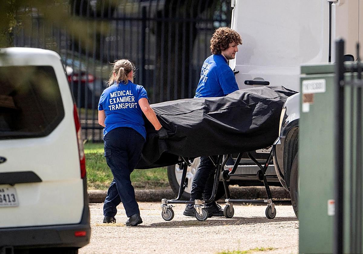 Personal forense traslada el cuerpo de uno de los fallecidos en el tiroteo en Dallas.