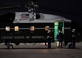 Donald Trump, presidente de Estados Unidos, subiendo al helicoptero oficial 'Marine One'.