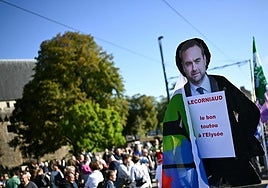 Manifestantes exhiben un retrato del primer ministro, Sébastien Lecornu, durante una protesta el pasado día 18.