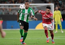 Igor Jesus, en una disputa con Natan.