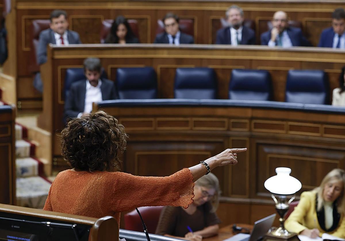 La vicepresidenta primera, María Jesús Montero, durante la sesión de control al Gobierno de este miércoles.