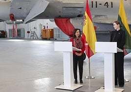 La ministra de Defensa, este miércoles junto a su homóloga lituana.