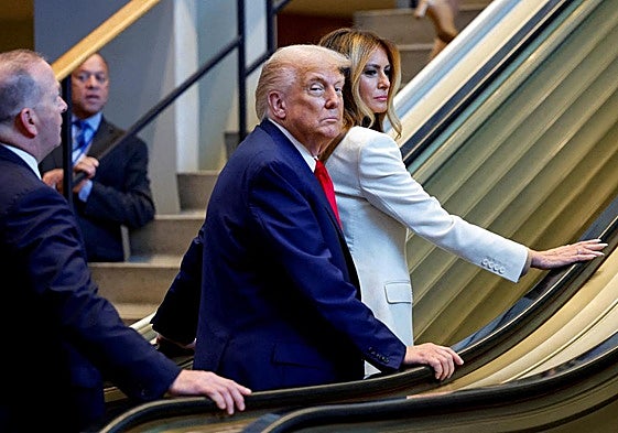 Donald Trump y Melania Trump, en el momento en que ocurrió el lunes el incidente en la ONU con las escaleras mecánicas.