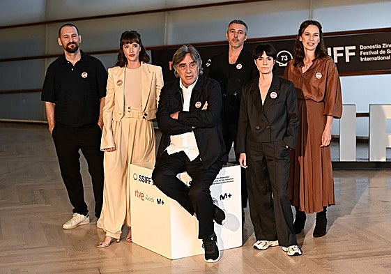 Agustín Díaz Yanes y los actores de 'Un fantasma en la batalla' en San Sebastián.