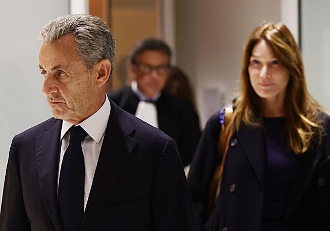 Sarkozy llegó al Tribunal de París acompañado de su pareja, Carla Bruni.