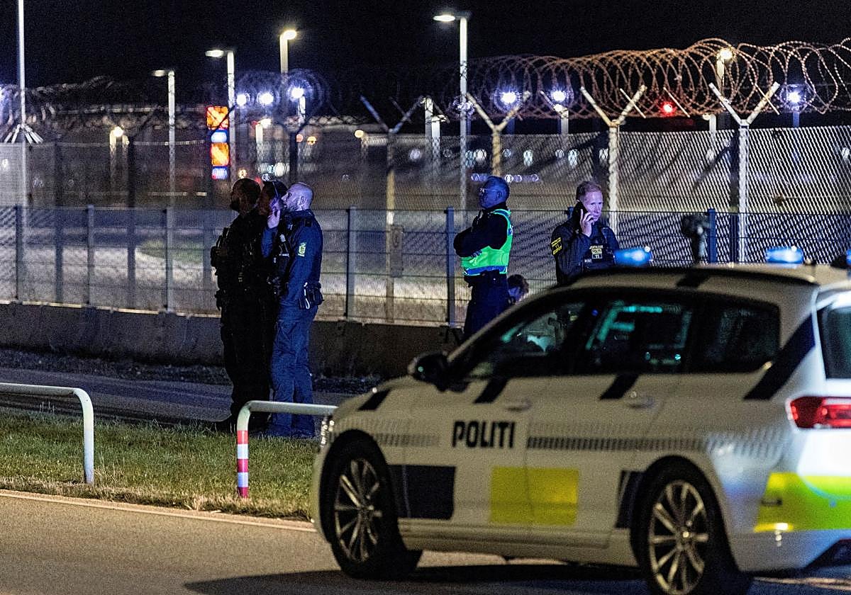 Agentes en el aeropuerto de Copenhague tras la detección de drones.