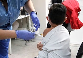 Un niño recibe la dosis vacunal contra el coronavirus.
