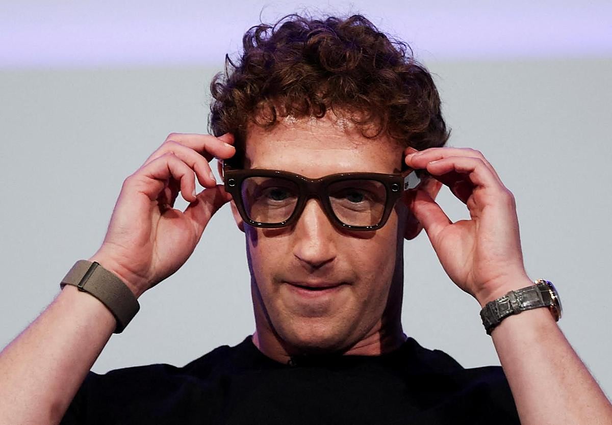 Mark Zuckerberg se prueba las nuevas gafas Ray-Ban Display durante su presentación en el Meta Connect.