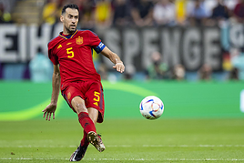 Sergio Busquets jugando con la selección española en el Mundial de Catar