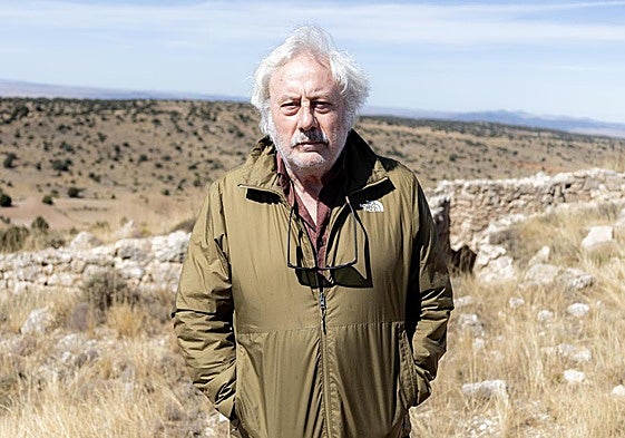 Julio Llamazares en las trincheras de Cérida de Rubielos, uno de los escenarios de la batalla de Teruel .