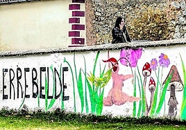 Algunos muros interiores del recinto exhiben pinturas y leyendas.