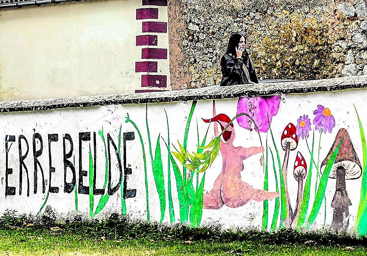 Algunos muros interiores del recinto exhiben pinturas y leyendas.