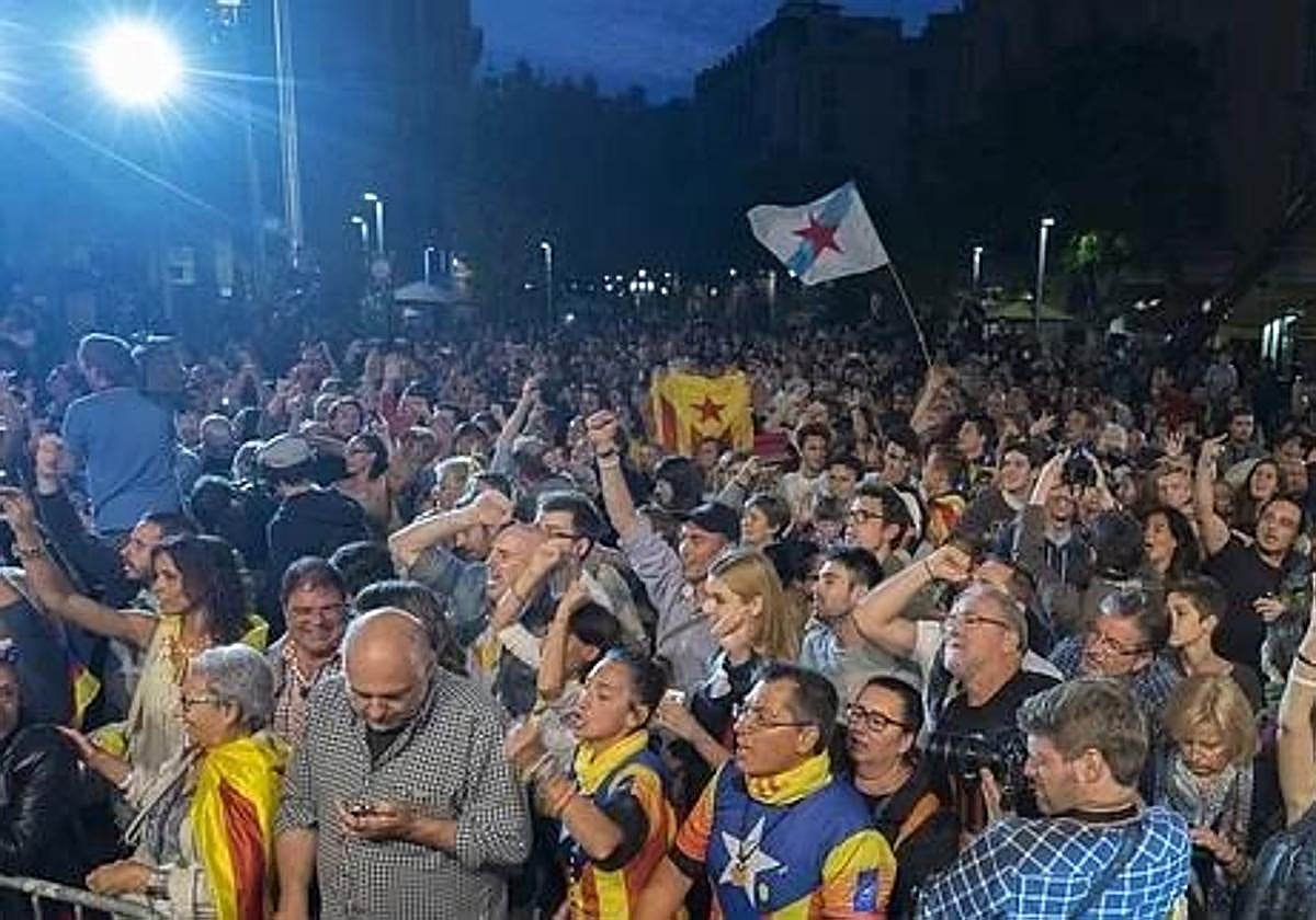 Simpatizantes de Junts Pel Sí celebran los resultados.