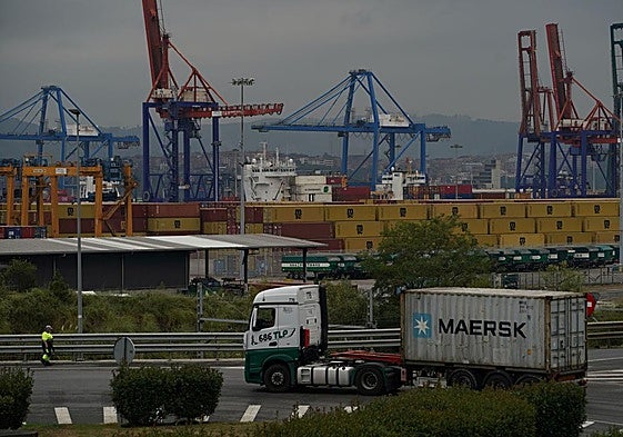 Contenedores de productos en el puerto de Bilbao.