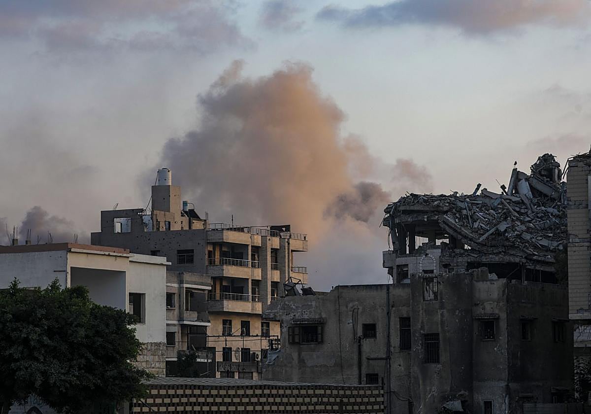 Una columna de humo se eleva en Ciudad de Gaza tras un ataque aéreo israelí en el barrio de Tal Al Hawa.