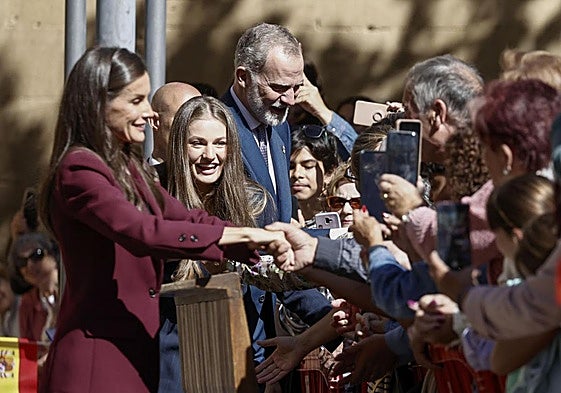La princesa Leonor, la reina Letizia y el rey Felipe saludan al público a su llegada a la localidad de Viana.