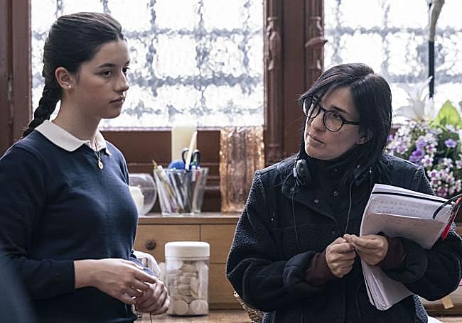 Alauda Ruiz de Azúa dirige a Blanca Soroa en el set de 'Los Domingos'.