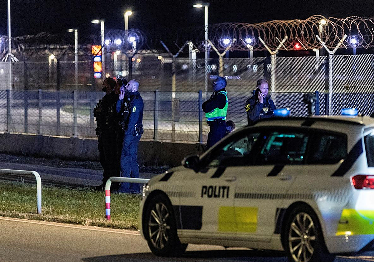Agentes en el aeropuerto de Copenhague tras la detección de drones en la noche del miércoles al jueves.