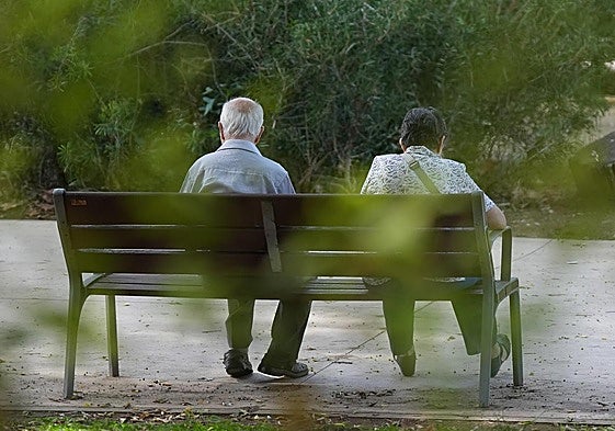 Dos jubilados descansan en un banco