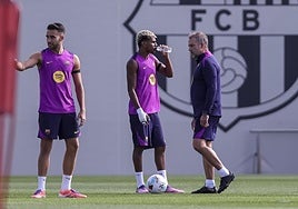 Lamine Yamal y Hansi Flick, junto a Eric García durante un entrenamiento del Barça.